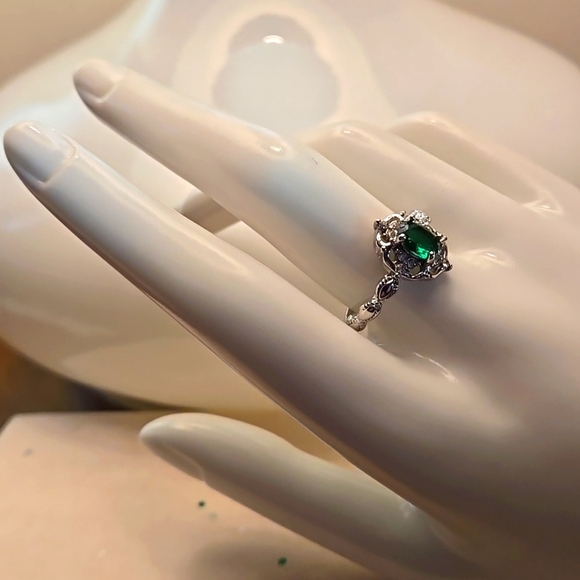 Green Cubic Zirconia - Luxurious White Golden Plated Alloy Women size 8 - Picture 6 of 8